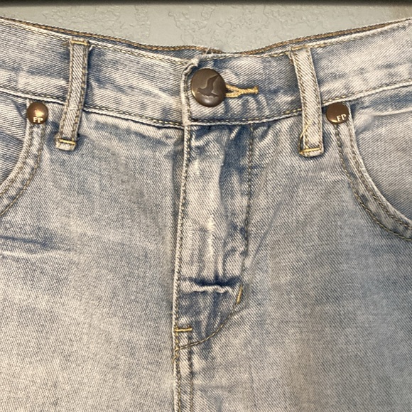 Free People Cutoff Short Shorts ~ Size W 27 ~ Light Blue Wash - Picture 3 of 9